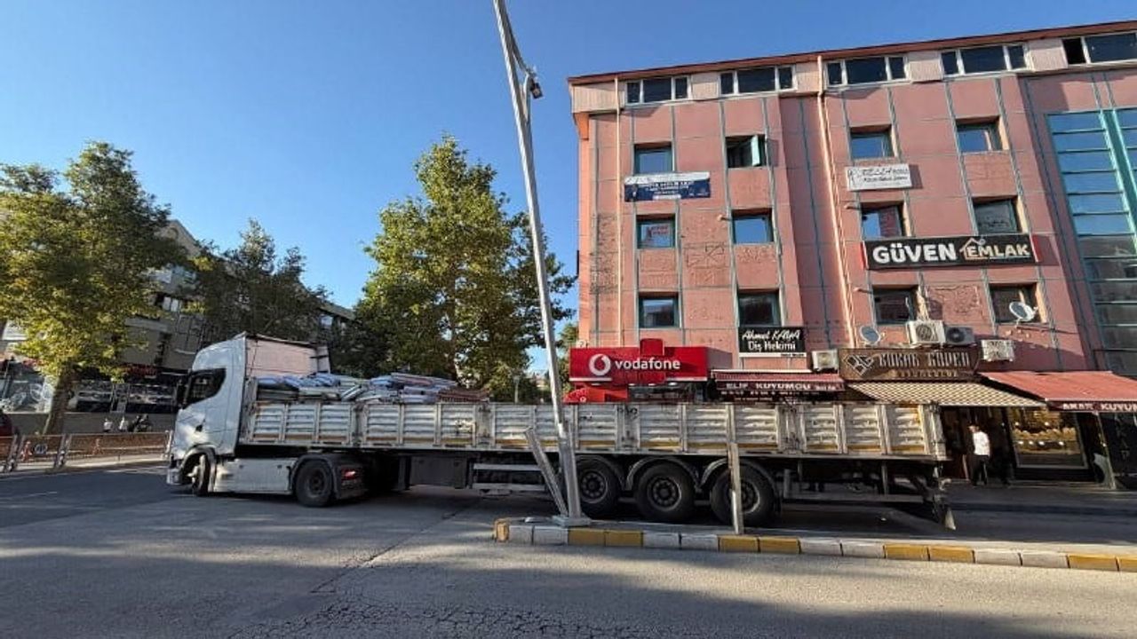 Erzincan’da dar manevra sonucu tır dorsesi aydınlatma direğine hasar verdi