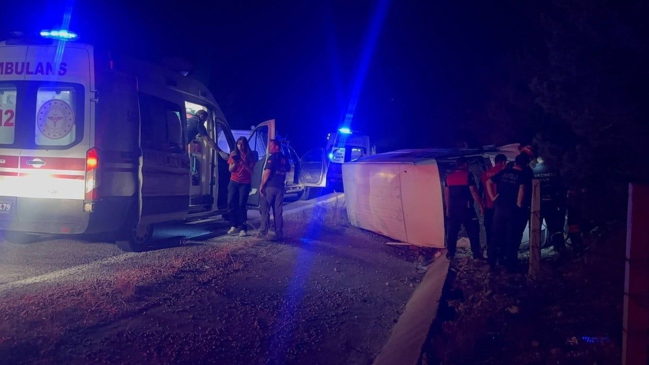 Erzincan'da fren arızası şüphesiyle devrilen bal yüklü minibüste 3 yaralı