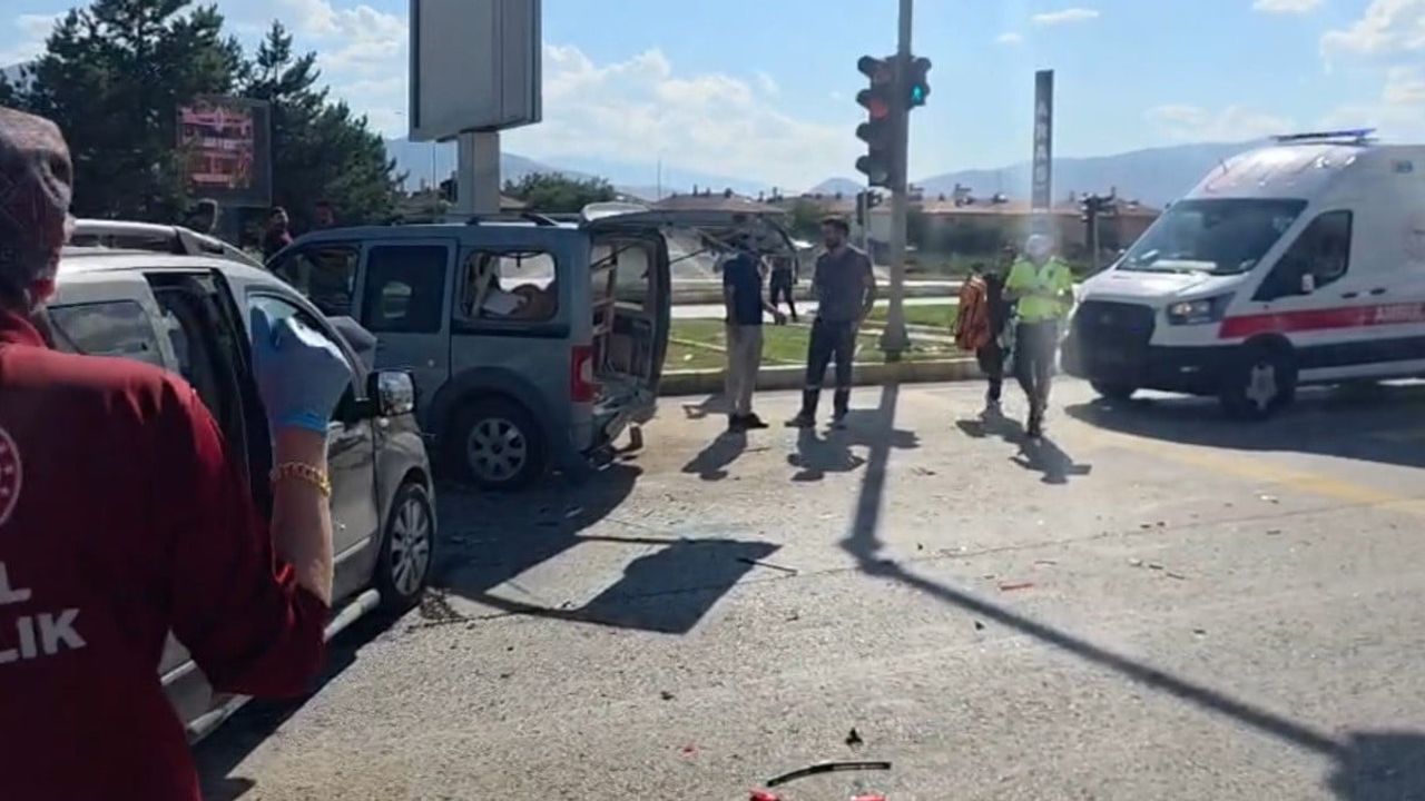 Erzincan'da iki hafif ticari araç çarpıştı: 4 kişi yaralandı