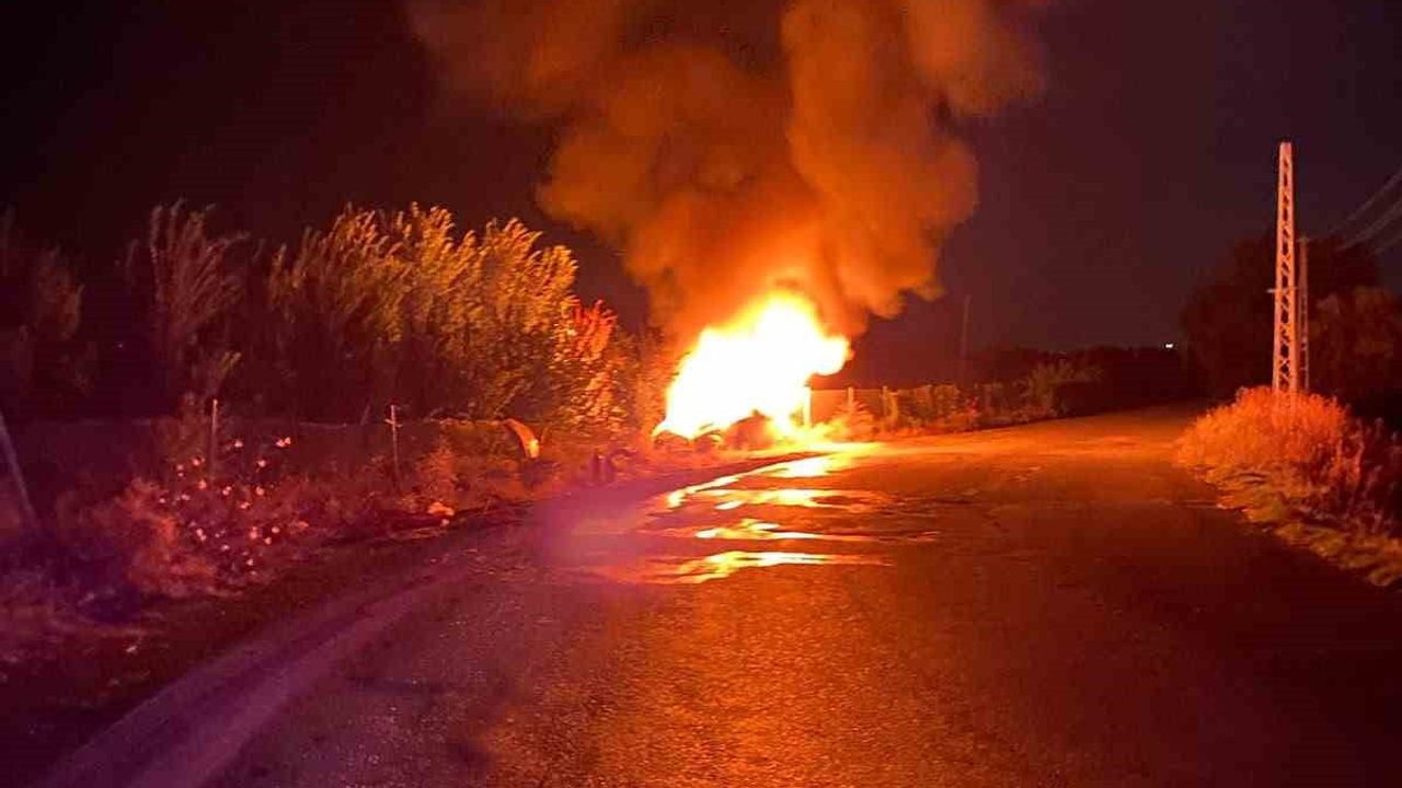 Erzincan’da itfaiyenin hızlı müdahalesiyle araç yangını söndürüldü