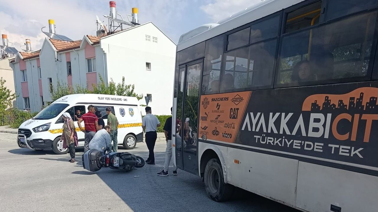 Erzincan Geçit Mahallesi'nde midibüsle motosiklet çarpıştı: sürücü hastaneye kaldırıldı