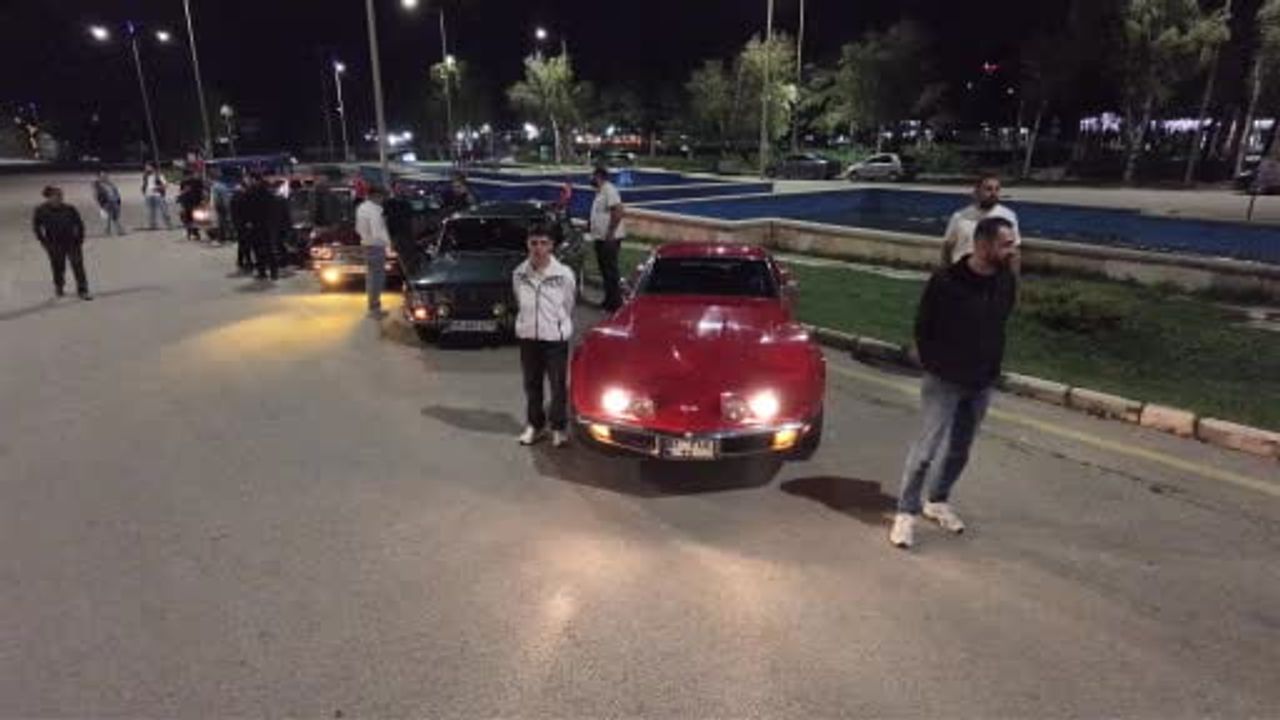 Erzurum akşamını renklendiren nostalji konvoyu