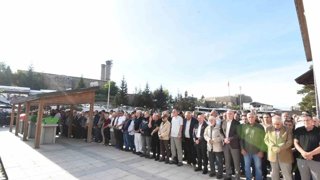 Erzurum'da aynı gün iki veda: genç akademisyen ve kahraman gazi uğurlandı
