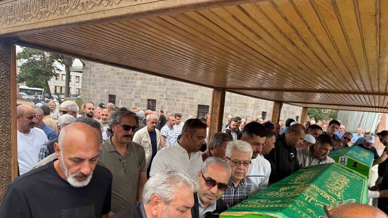 Erzurum'da gazetecilik mirası uğurlandı: Fuat Kantarcı memleketinde toprağa verildi