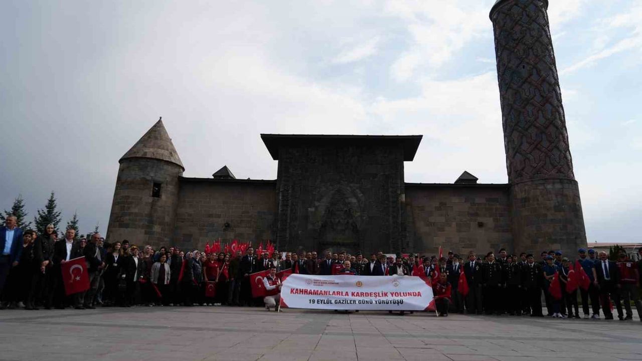 Erzurum'da gaziler için birlik ve saygı yürüyüşü