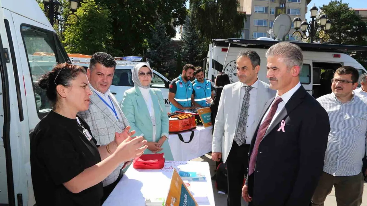 Erzurum'da kent meydanında halk sağlığı şenliğiyle koruyucu sağlık bilinci güçlendi