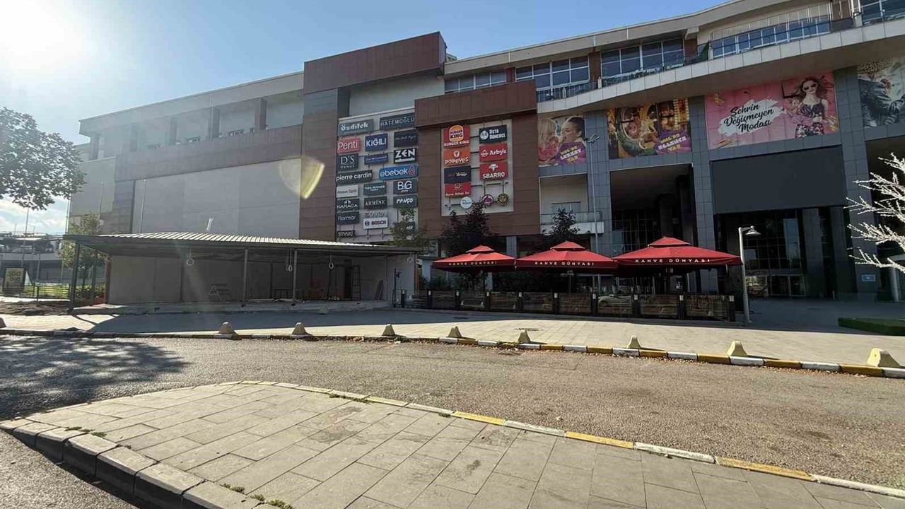 Erzurum'da MNG avm önündeki kaçak görünümlü yapı yaya trafiğini kilitliyor