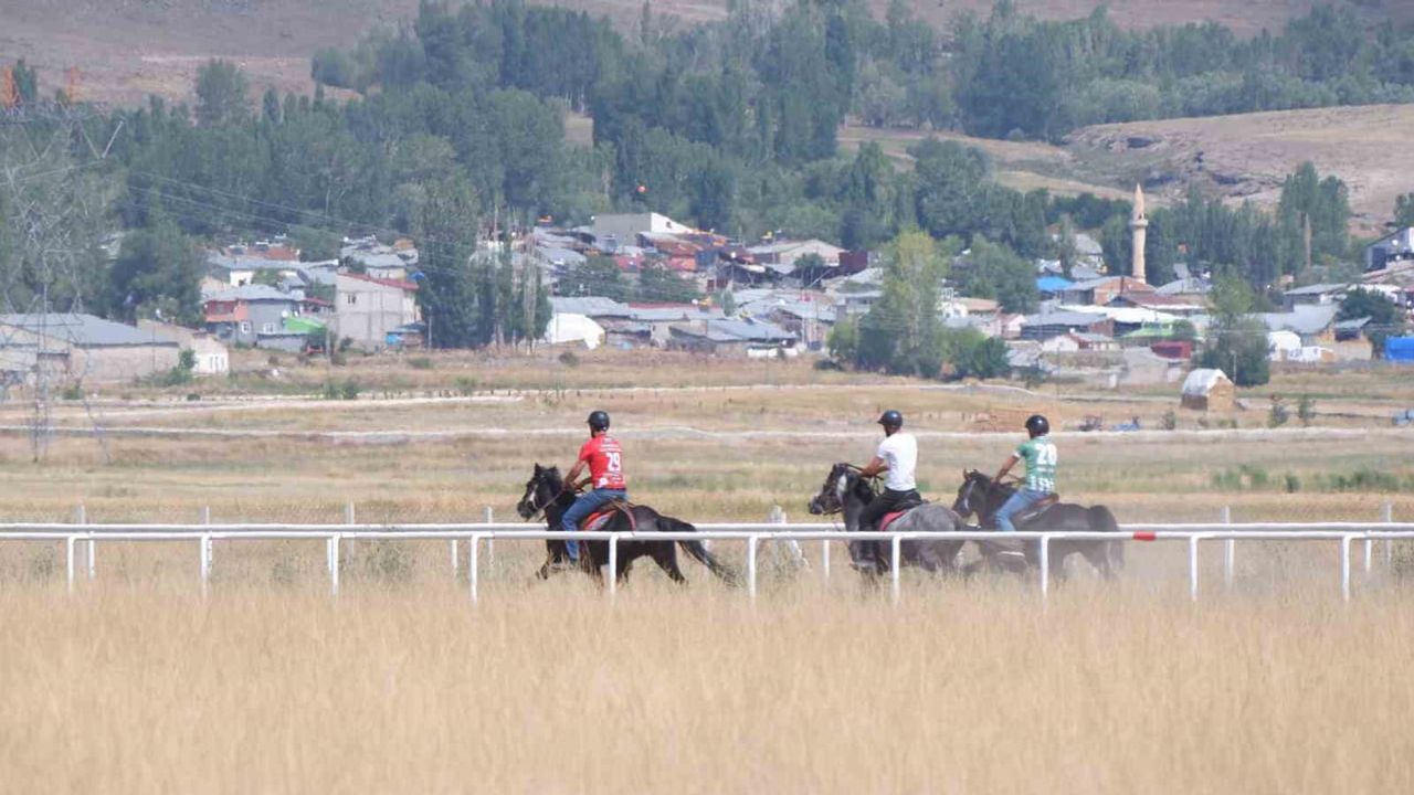 Erzurum'da rahvan mirası yeniden yarışıyor