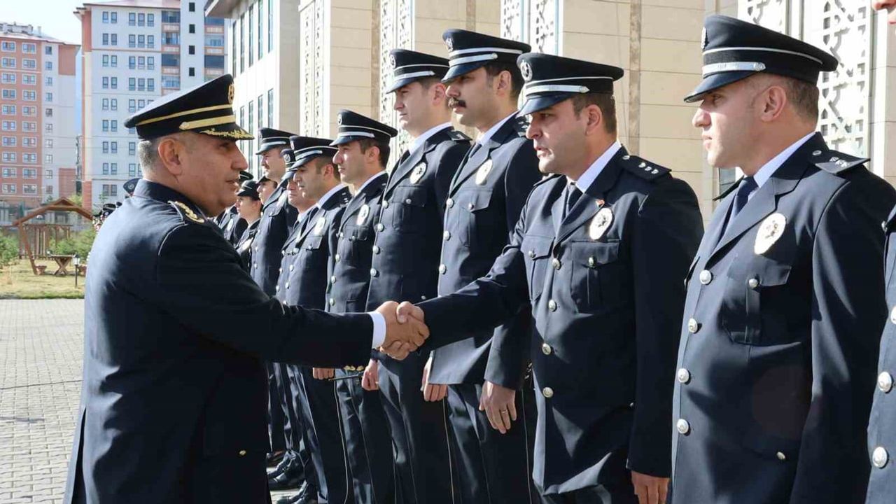 Erzurum'da yeni emniyet dönemi başladı: Mahmut Ay göreve başladı
