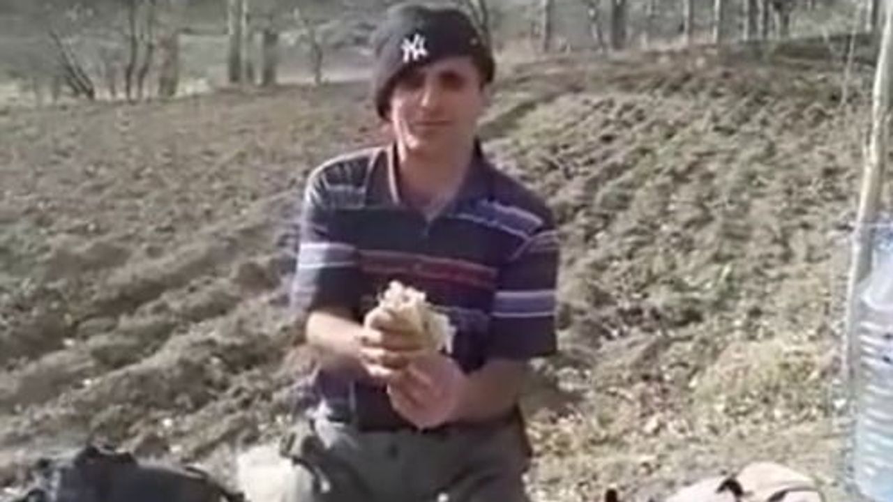 Erzurum'un fenomen çobanı öğle için kahvaltı hazırlarken gülümsetti