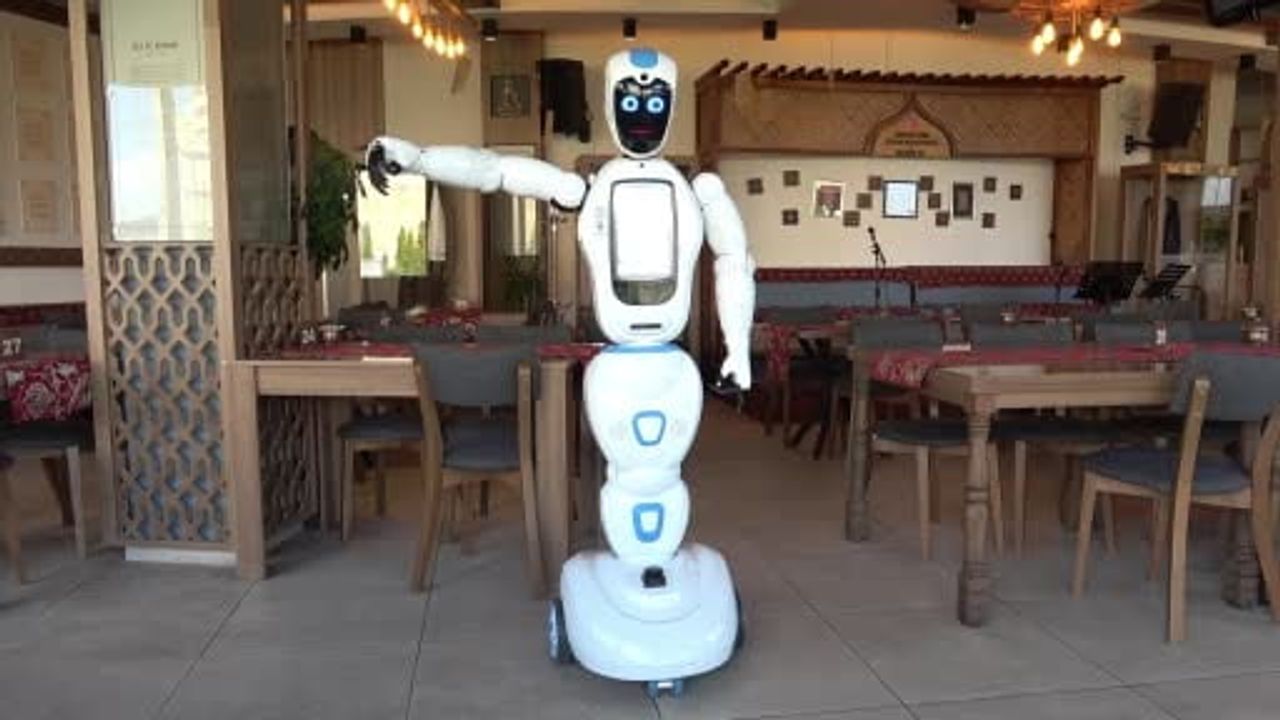 Erzurum'un yeni tanıtım yüzü robot Şukufe herkesin ilgisini çekiyor
