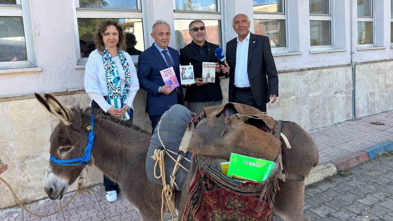 Eşeği Karakaçan'la köy köy umut ve kitap taşıyor
