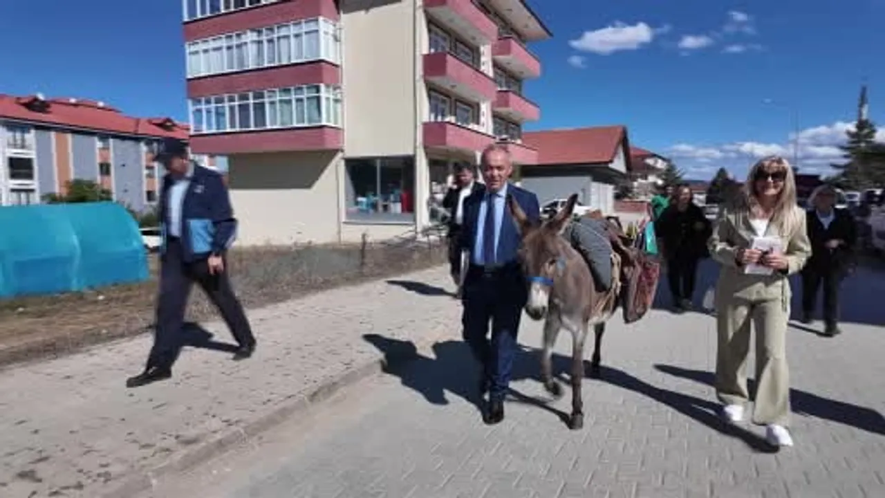 Eşeğiyle kitap taşıyan derviş köy çocuklarının umudunu taşımaya devam ediyor
