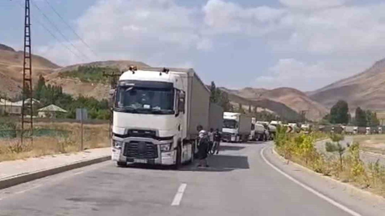 Esendere'de yol kenarında bekleyen tıra kamyonet çarptı, 1 yaralı