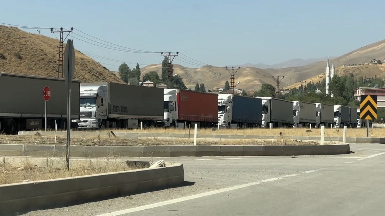 Esendere kapısında uzun bekleyiş: tır kuyruğu 3 kilometreye dayandı