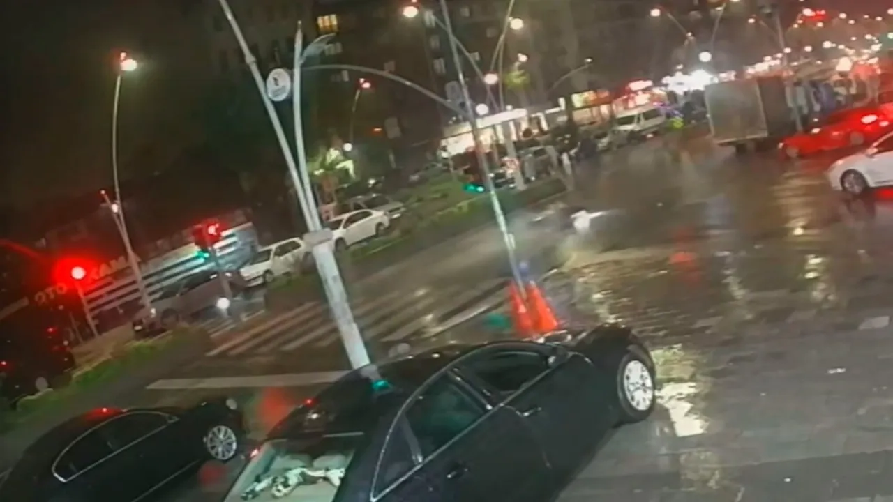 Esenler'de ıslak zeminde kayan motosiklet park halindeki kamyonetin altına girdi