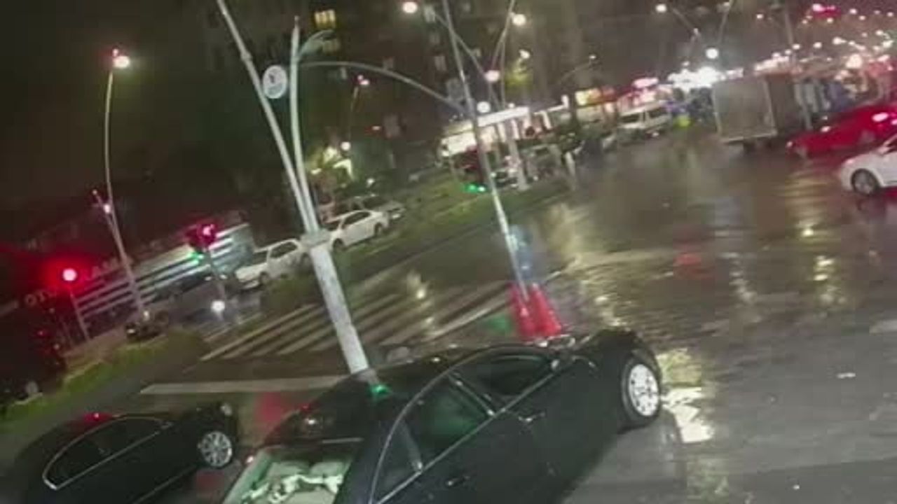 Esenler'de kaygan yolda savrulan motosiklet kamyonetin altına girdi