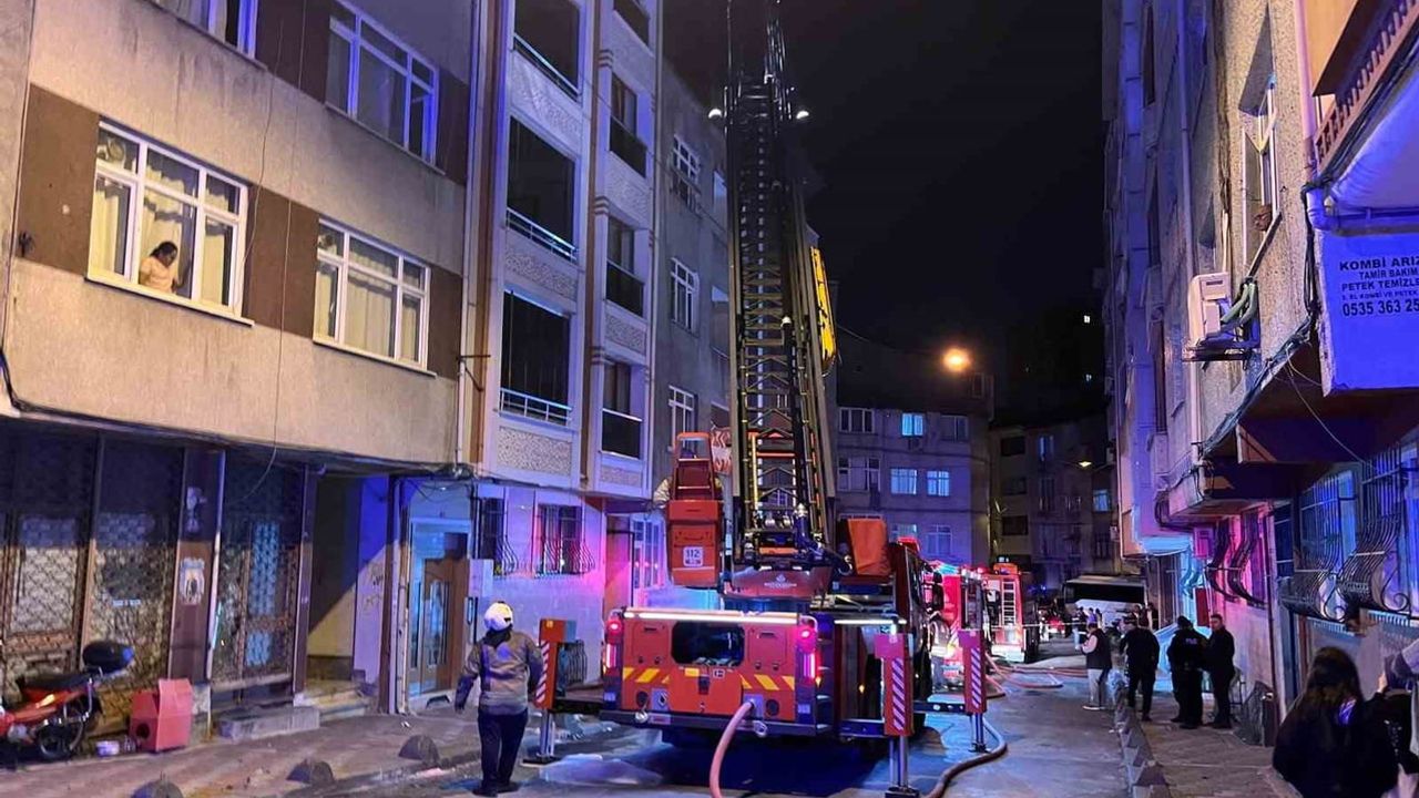 Esenler'de kentsel dönüşüm kapsamındaki boş binanın çatısında yangın kontrol altına alındı
