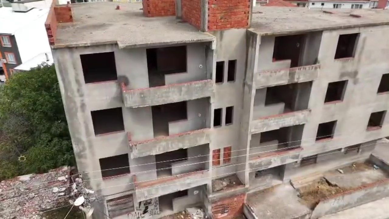 Esentepe’de yıllardır yarım kalan yapı mahallede endişe oluşturuyor
