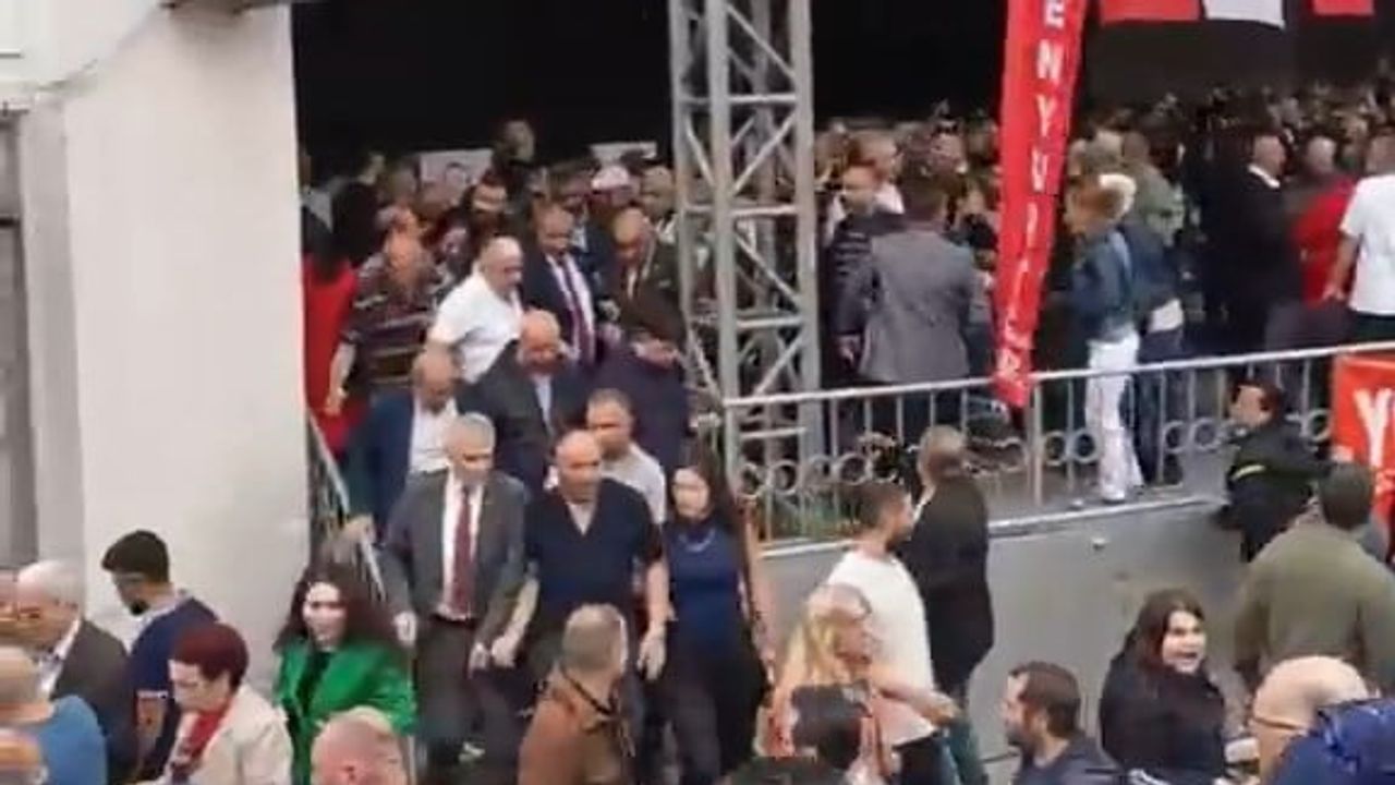 Esenyurt ilçe kongresi usulsüzlük iddiasıyla yarıda kaldı