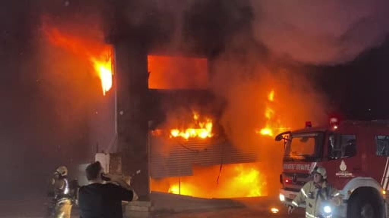Esenyurt'ta bitişik iş yerlerinde yangın paniği