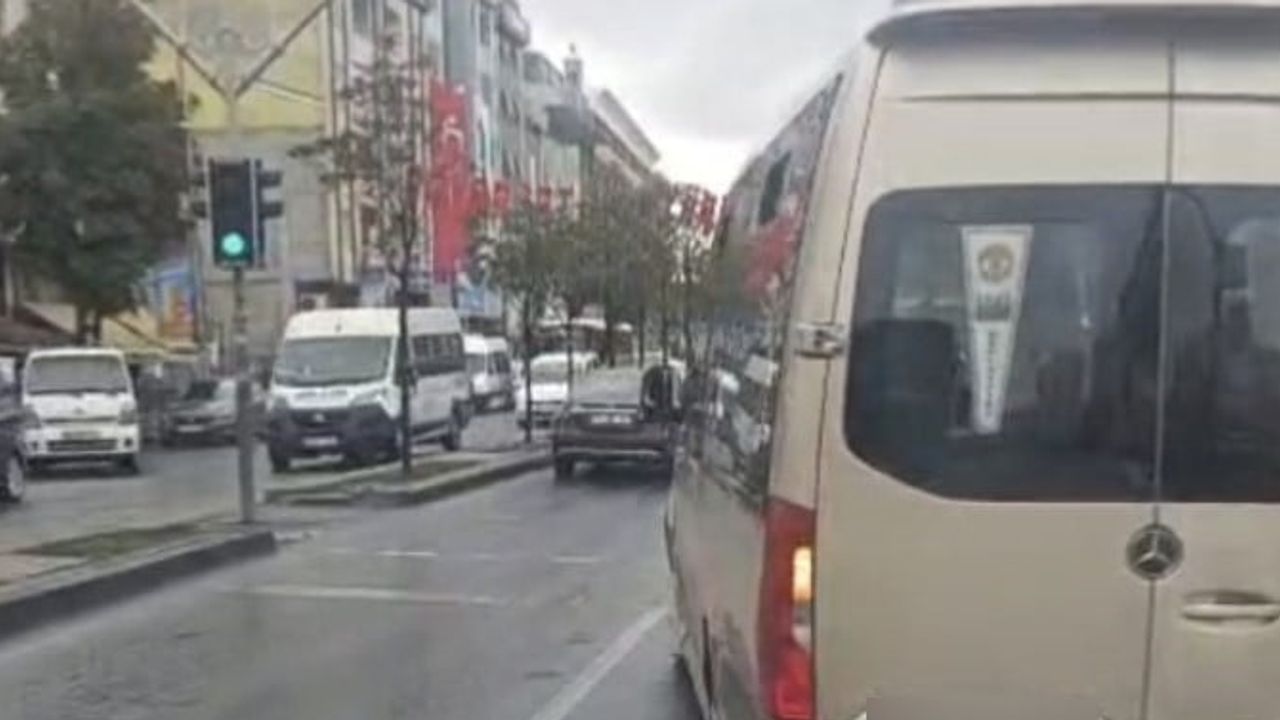 Esenyurt'ta dolmuşun İETT otobüsünün önünü kesmesi yolcuların tepkisini çekti