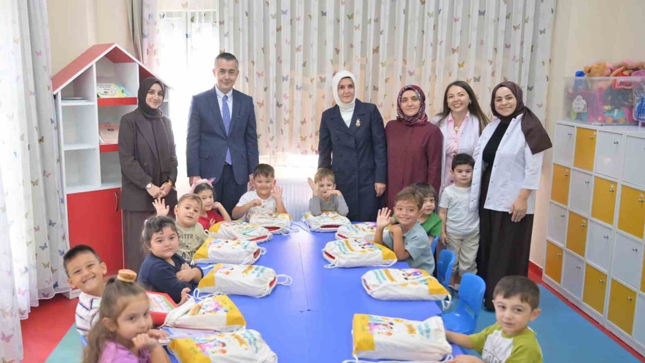 Esenyurt'ta ilk ders zili: başkan vekili Can Aksoy öğrencilerle birlikte