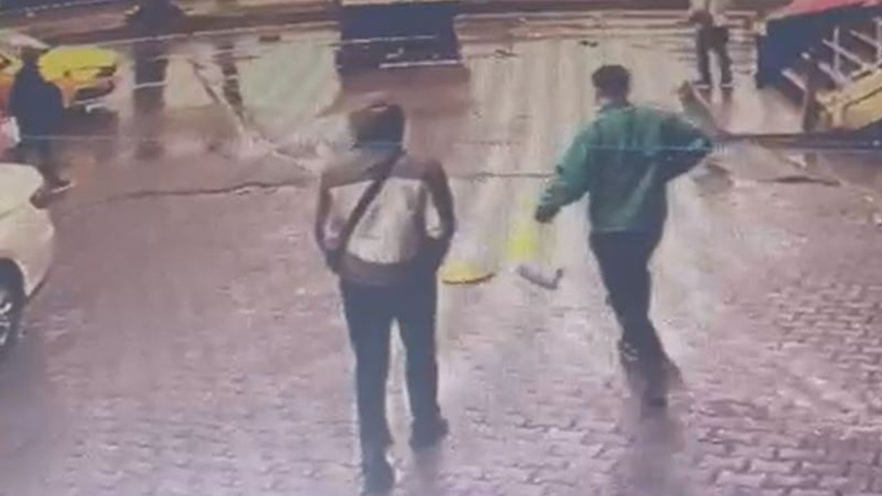 Esenyurt'ta kamyonetin direğe çarpma anı kamerada; sürücü yaşamını yitirdi