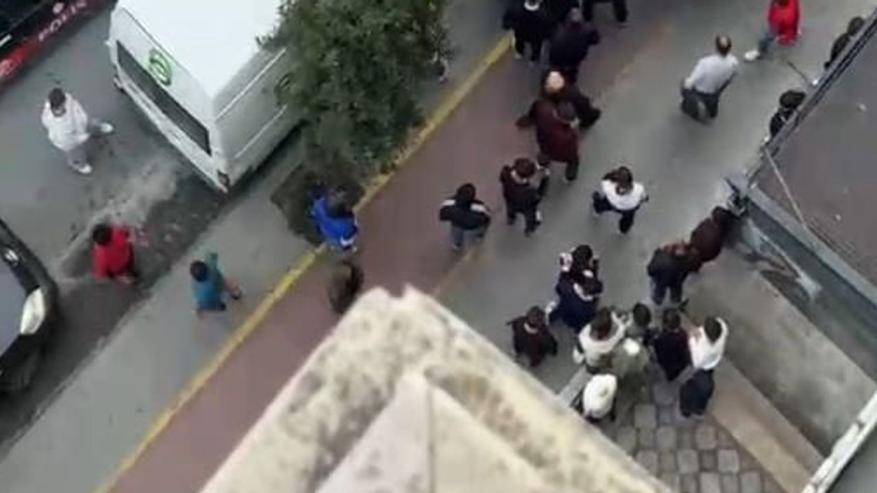 Esenyurt'ta kapıyı basan grup ile aile arasında sokak kavgası