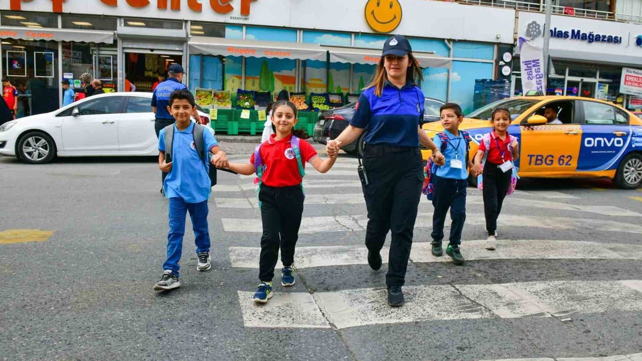 Esenyurt'ta okul çıkışlarında trafik nöbeti: zabıta öğrencinin yanında