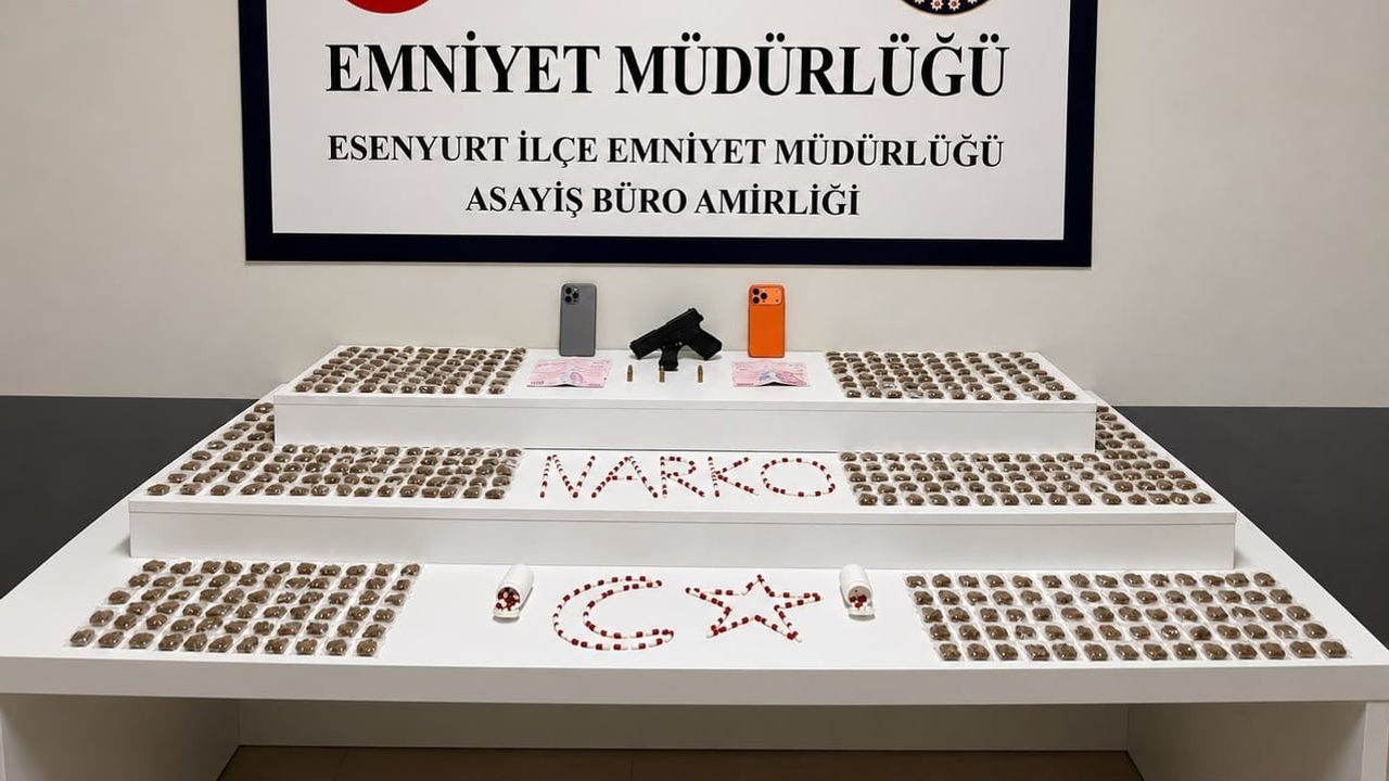 esenyurt’ta park halindeki araçtan çok sayıda uyuşturucu ve silah ele geçirildi