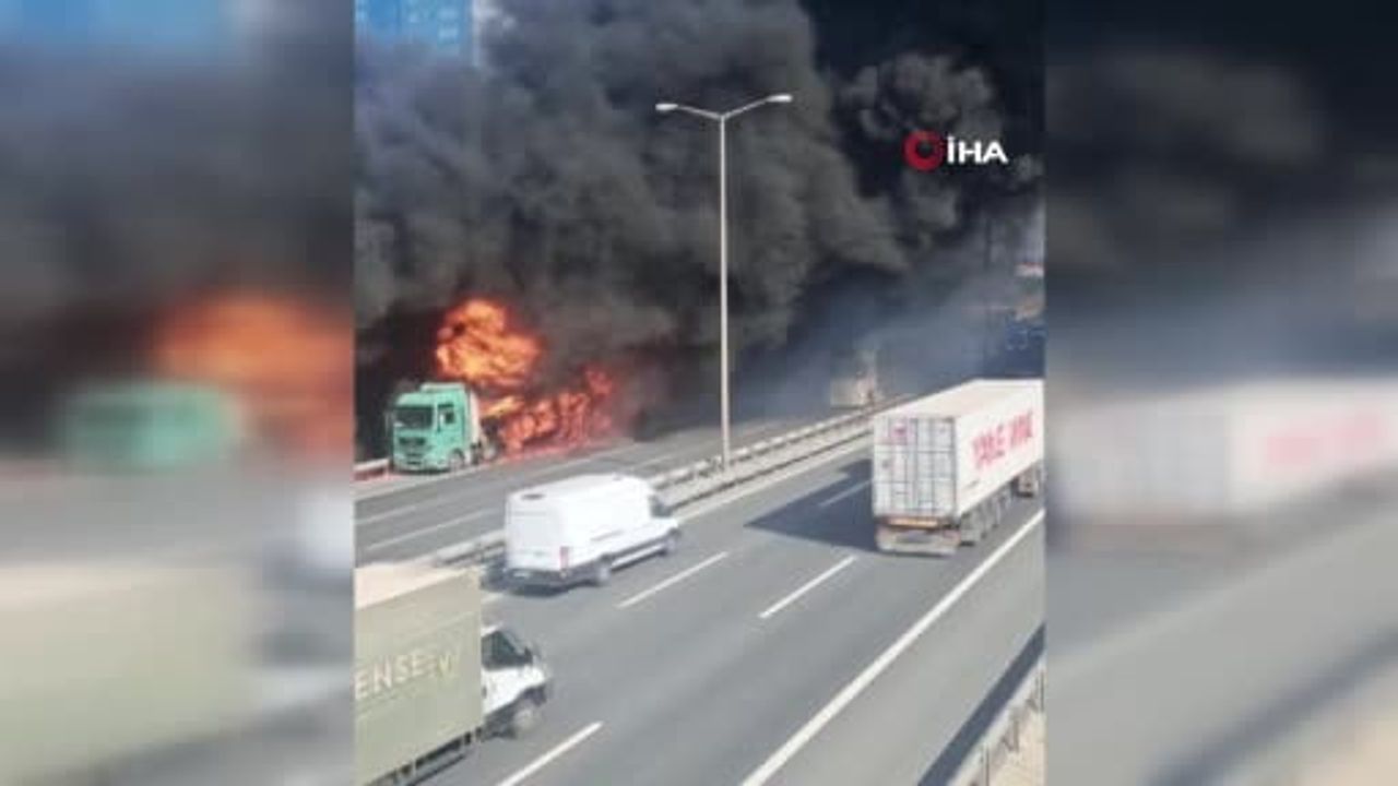 Esenyurt'ta TEM otoyolunda tır alev aldı