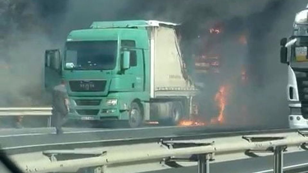 Esenyurt'ta TEM otoyolunda tır yangını: itfaiye müdahalesi devam ediyor