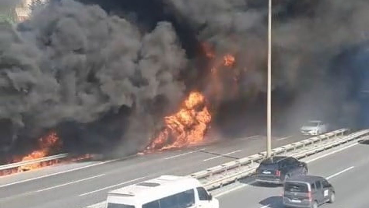 Esenyurt'ta TEM otoyolunda tır yangını trafiği durma noktasına getirdi