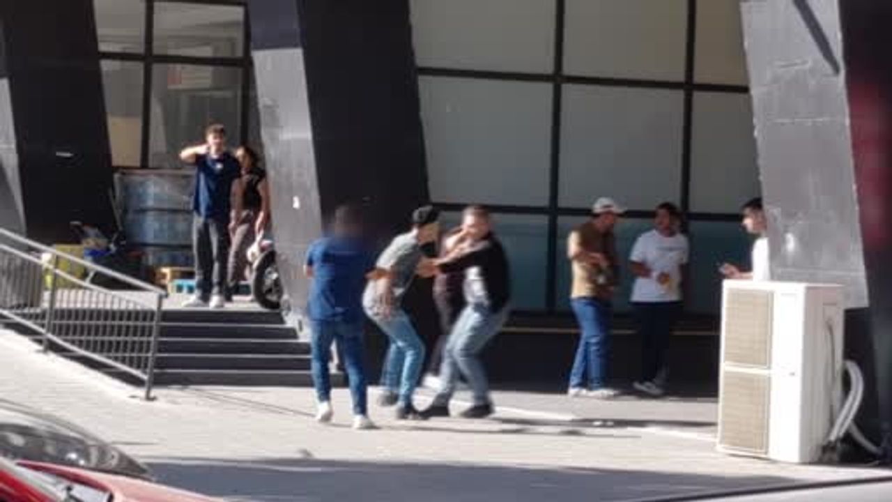 Esenyurt'ta yolda husumet bıçaklı kavgaya dönüştü