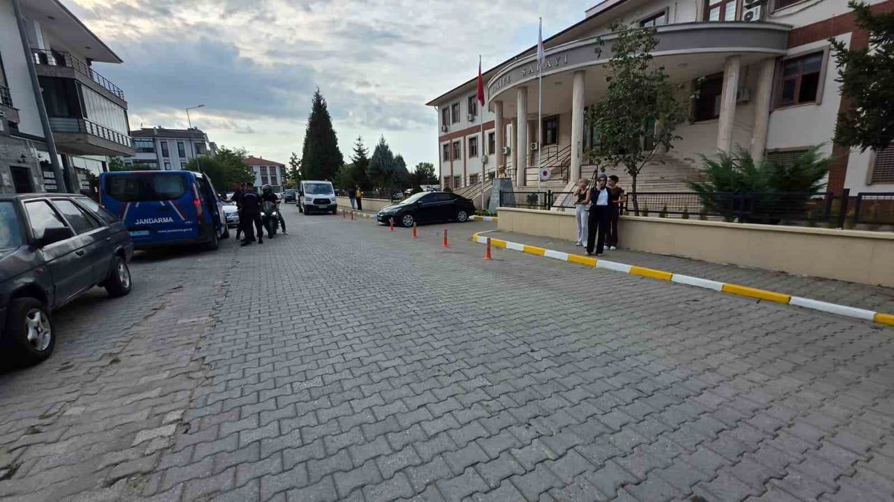 Eşiyle tartıştı, bıçakladı: Akyazı'da zanlı tutuklandı
