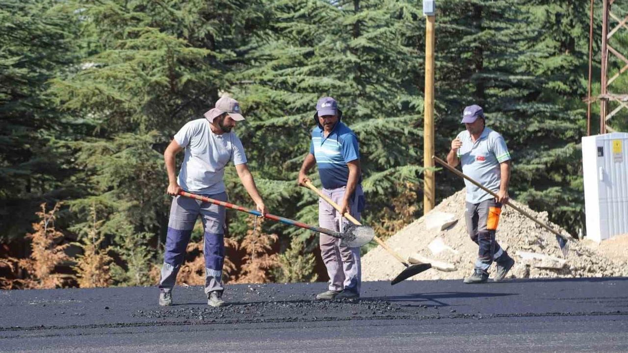 Eskişehir'de 100. Yıl Bulvarı'nda sıcak asfalt çalışmaları sürüyor