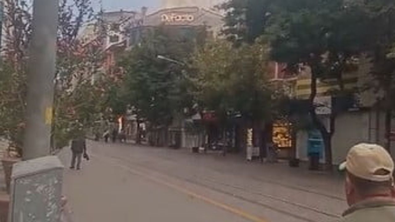 eskişehir'de 4 katlı mağazanın çatısında çıkan yangın kontrol altına alındı
