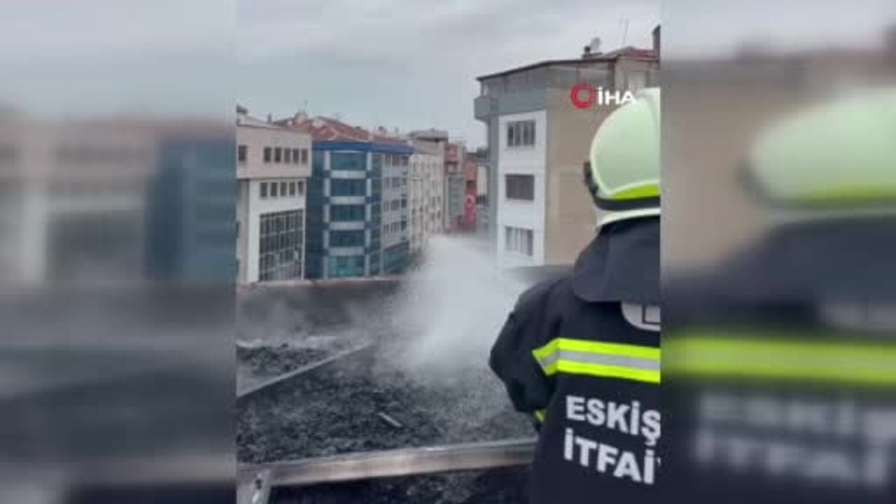 Eskişehir’de çatı alevleri itfaiye müdahalesiyle kontrol altına alındı