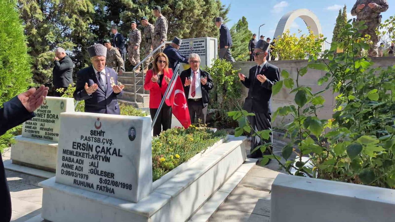 eskişehir’de gaziler ve şehit yakınları şehitlikleri ziyaret etti