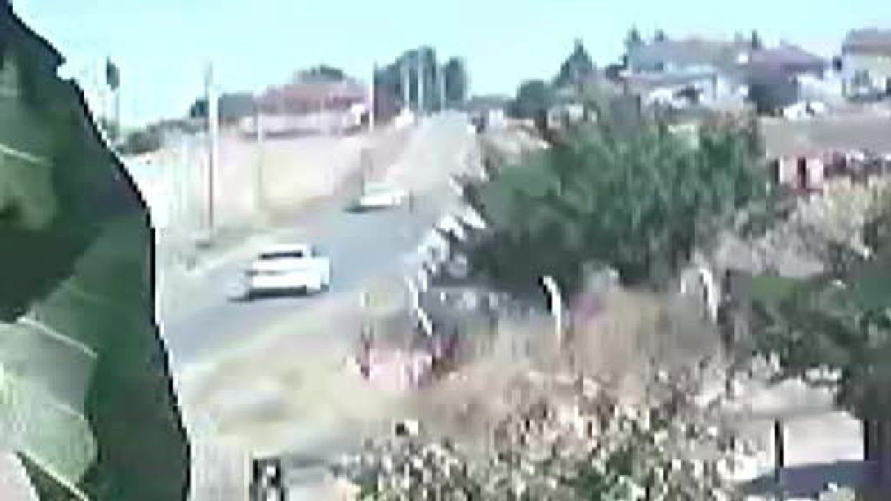 Eskişehir'de iki otomobilin çarpışma anı kameralara yansıdı; bir yolcu kritik durumda
