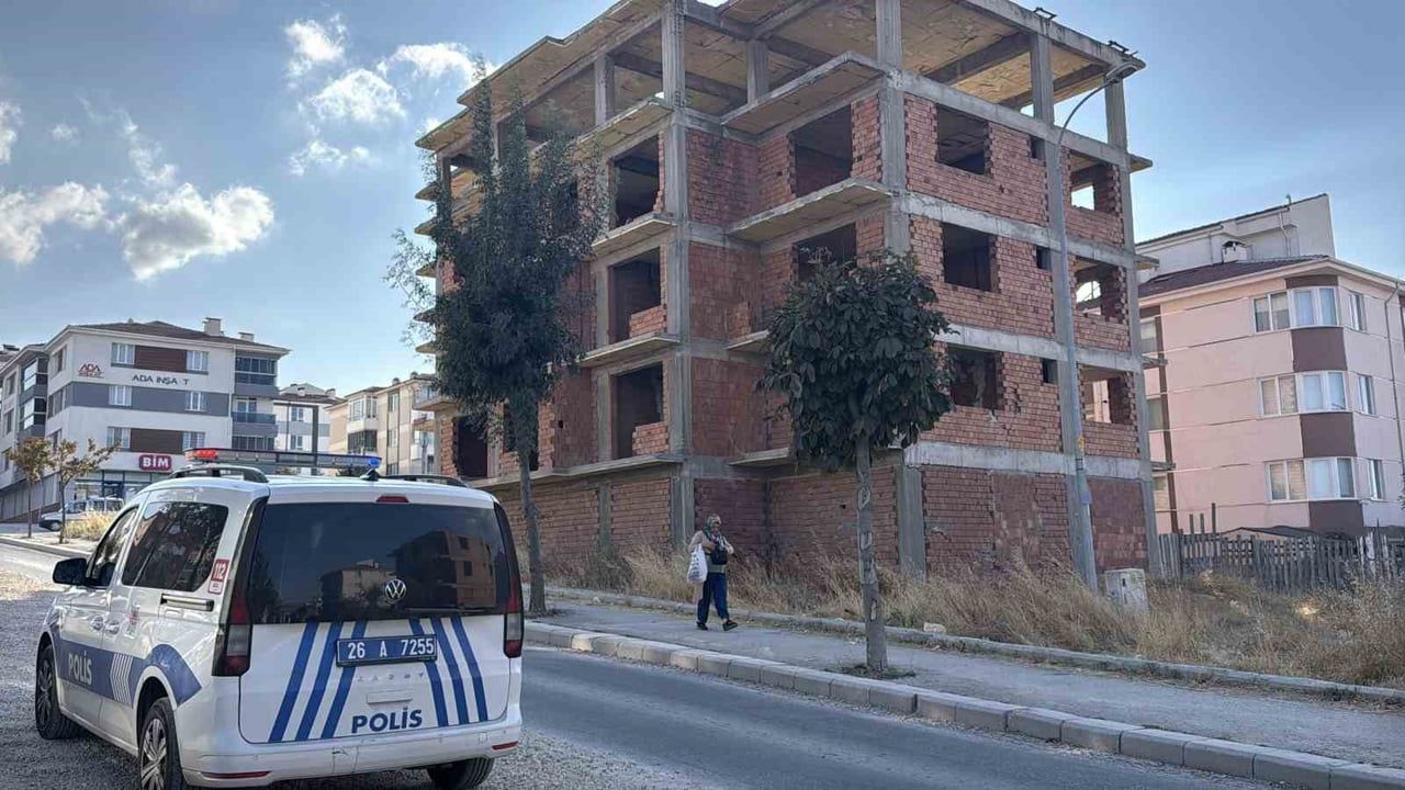 Eskişehir'de inşaatın dördüncü katından düşen kişi ağır yaralandı