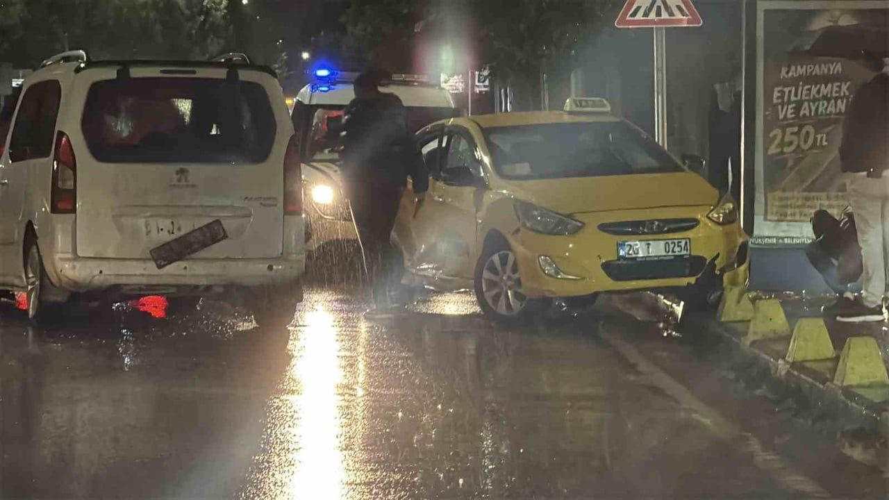 Eskişehir'de ıslak zeminde kaza: taksi ile panelvan çarpıştı, üç kişi hafif yaralı