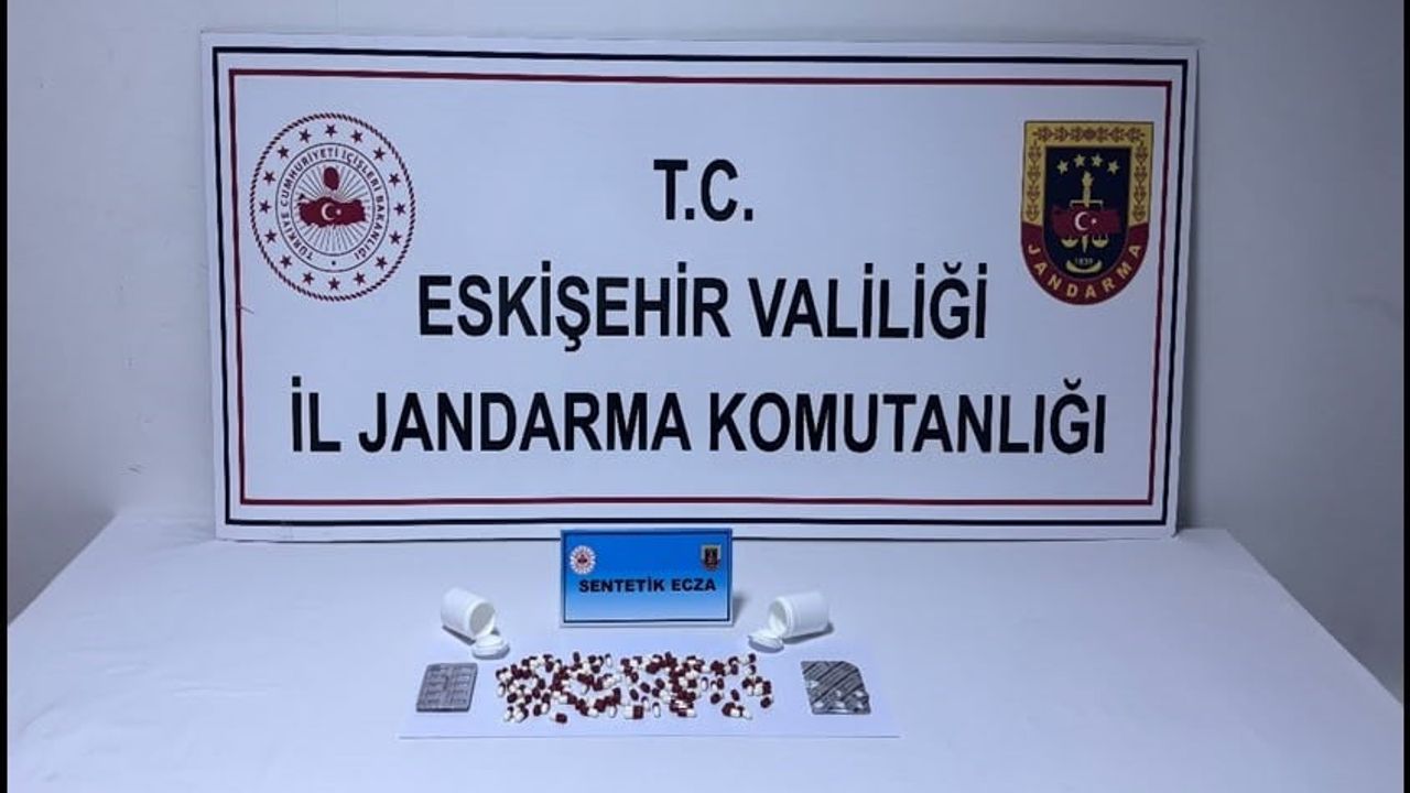 Eskişehir'de istihbarat operasyonu: otobüste 128 sentetik ecza hapı bulundu