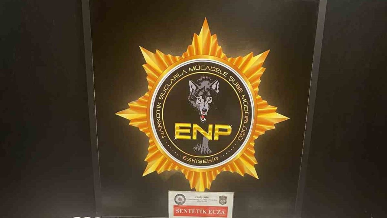 Eskişehir'de narkotik operasyonunda araçta 8 bin 67 sentetik ecza hap ele geçirildi