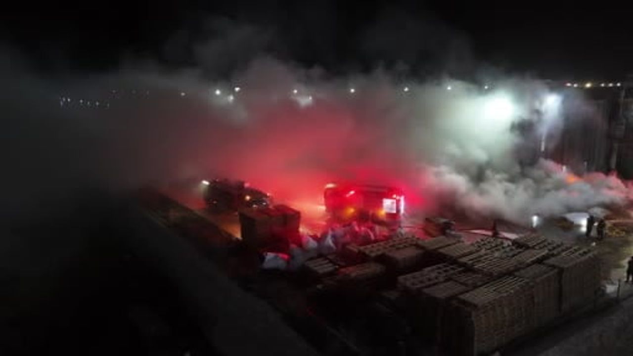Eskişehir'de palet yangını fabrika binasına sıçramadan söndürüldü