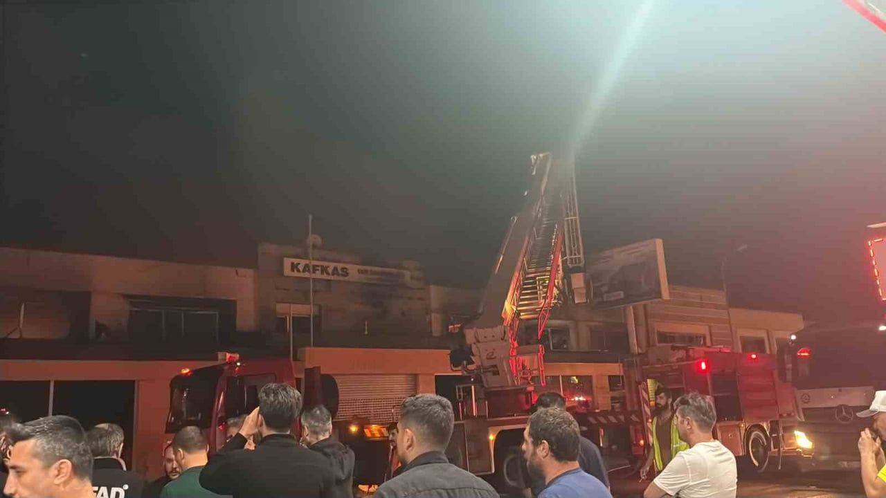 Eskişehir'de sanayi sitesinde çıkan yangın esnafı gözyaşlarına boğdu