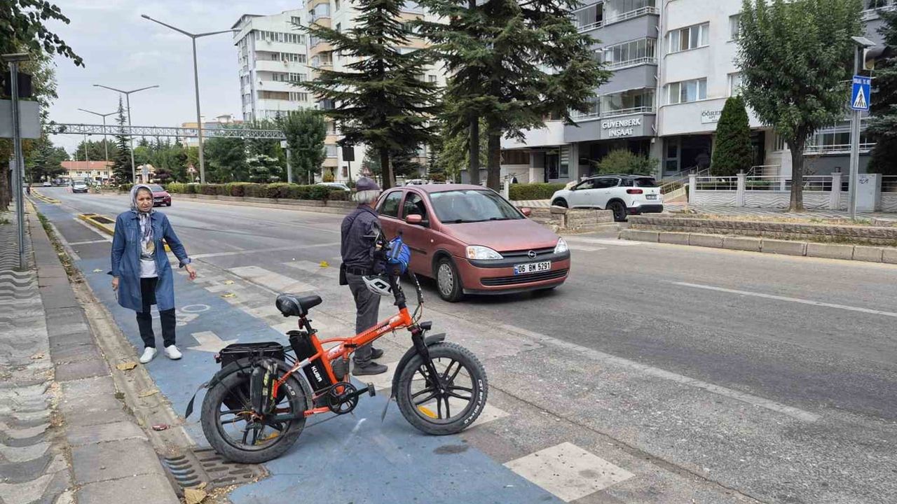 Eskişehir'de yaya geçidinde bisikletli ile otomobil çarpıştı