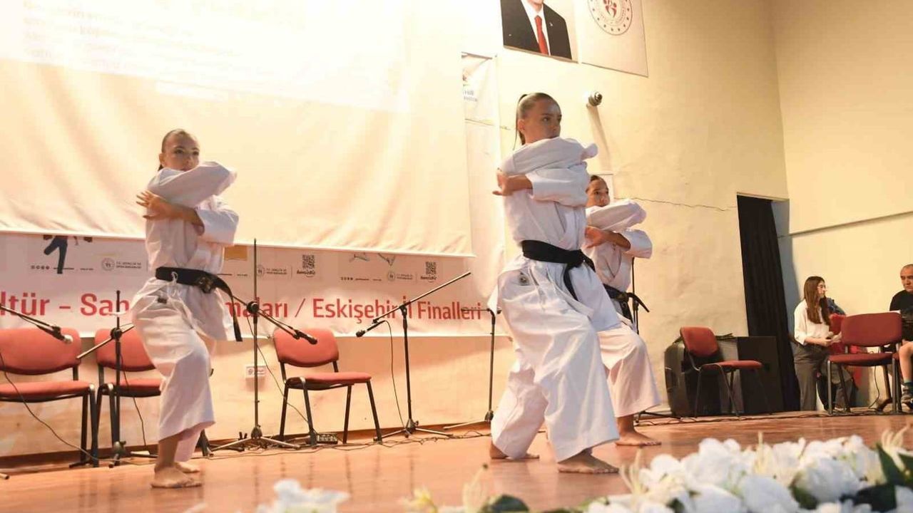 Eskişehir’de yaz kulübü sezonunu GSB destekli şenlikle kapattı