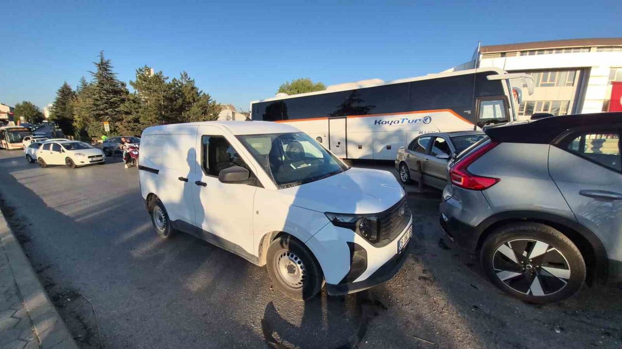 Eskişehir'de zincirleme çarpışma cadde trafiğini kilitledi: 3 kişi hafif yaralandı